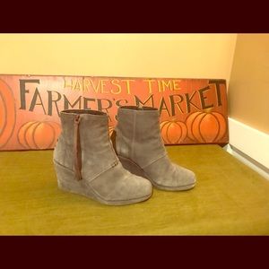 Tom’s wedge booties